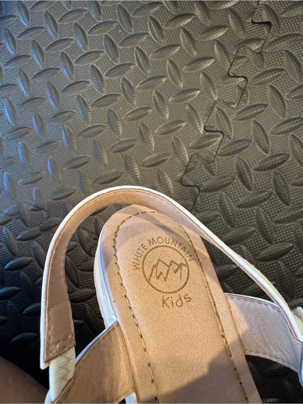 Junior Girls white mountain sandals sz 3